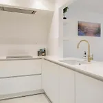 Apartamento Elegant Seaside Retreat For Four - 'casa Luigi' *