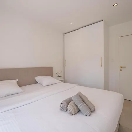 Elegant Seaside Retreat For Four - 'casa Luigi' Daire
